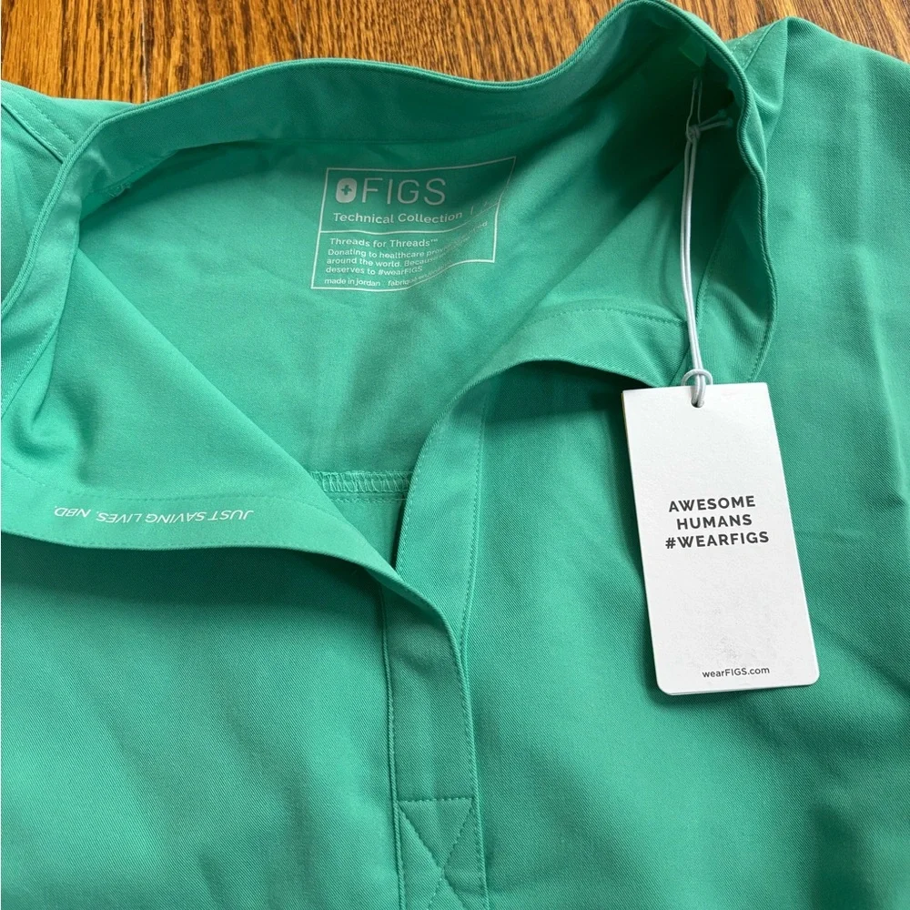 FIGS Women's Rafaela Oversized Scrub Top size Large - Picture 2 of 3